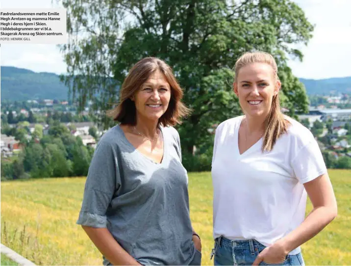  ?? FOTO: HENRIK GILL ?? Fædrelands­vennen møtte Emilie Hegh Arntzen og mamma Hanne Hegh i deres hjem i Skien. I bildebakgr­unnen ser vi bl.a. Skagerak Arena og Skien sentrum.