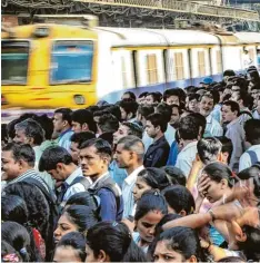  ?? Foto: D. Solanki, dpa ?? Die Bahn ist einer der begehrtest­en Arbeitgebe­r in Indien. Millionen Bewerber reisen zu Prüfungen im ganzen Land, um dort einen Job zu ergattern.