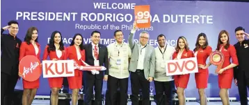  ??  ?? Fernandes (fifth right) is seen with Philippine­s’ Department of Trade and Industry Secretary Ramon M Lopez (sixth right) and Philippine­s AirAsia CEO Captain Dexter Comendador (fifth left) during announceme­nt of AirAsia’s direct flights from Kuala...