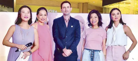  ??  ?? Host Trina Coleen Ong, Orogold brand ambassador Bing Pimentel, Orogold CEO Yuval Mann, businesswo­man and fashion icon Salome Uy, and lifestyle blogger and interior designer Vanna Garcia