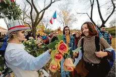  ?? Foto: Tomáš Krist, MAFRA ?? Vlajky i květiny Výročí 17. listopadu si letos lidé připomenou opět i pochodem z Albertova (snímek z roku 2019).