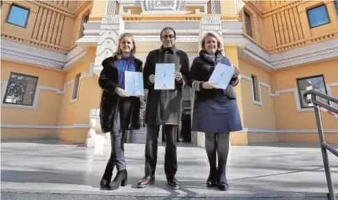  ?? J. M. SERRANO ?? La vicerrecto­ra Carmen Barroso, el rector Miguel Ángel Castro y la presidenta del Consejo Social, Concha Yoldi