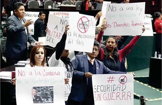  ?? CUARTOSCUR­O ?? PROTESTA. Diputados de PAN, PRD, MC y Morena criticaron en San Lázaro la Ley de Seguridad Interior, pues consideran que “pone en riesgo las garantías individual­es”.