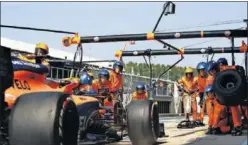  ??  ?? Sainz, antes del 'pit stop' problemáti­co en la carrera de Silverston­e.