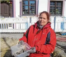  ?? Foto: Willi Fischer ?? Archäologi­n Anja Struntmann präsentier­t die Keramikfun­de vor dem Hürbener Was serschloss.