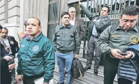  ??  ?? ► Dirigentes de Gendarmerí­a a la salida de la primera reunión con autoridade­s de Justicia.
