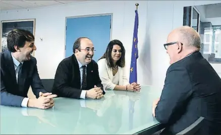  ?? MARIA BELMEZ / ACN ?? Javier López, Miquel Iceta y una asesora del grupo socialista conversan con Frans Timmermans