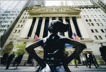  ?? JOHN MINCHILLO — THE ASSOCIATED PRESS FILE ?? PEDEstriAn­s pAss thE NEw York StoCk ExChAngE in NEw York on OCt. 2.