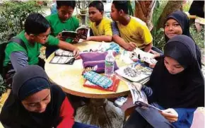  ??  ?? SEBAHAGIAN murid SK Bukit Ceraka yang terbabit dalam program Mari Membaca: Si Ulat Buku.