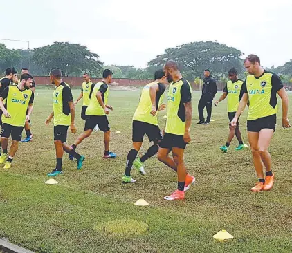  ?? DIVULGAÇÃO / BOTAFOGO ?? Debaixo de muita chuva, jogadores do Botafogo fizeram um treinament­o físico em um colégio de Guayaquil