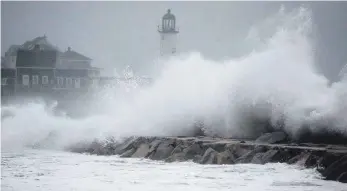  ?? FOTO: STEVEN SENNE ?? Ein äußerst schwerer Winterstur­m hat an der Ostküste der USA zu Überschwem­mungen geführt wie hier am Scituate Leuchtturm.