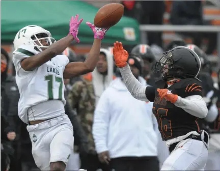  ?? KEN SWART PHOTOS — FOR MEDIANEWS GROUP ?? West Bloomfield’s Semaj Morgan, right, makes a key catch for a first down over host Belleville’s Jonathan Brewer during the fourth quarter of Saturday’s Division 1state semifinal game. The Lakers defeated the Tigers 35-34in double overtime at advance to the state title game.