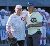  ?? CHARLIE NEIBERGALL/AP ?? Reds great Johnny Bench (left) and Cubs great Fergie Jenkins share a moment.