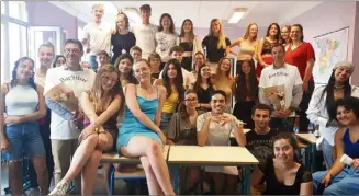  ?? (Photo A. B.) ?? Les élèves des sections Bachibac et langue européenne espagnole du lycée Jean-Aicard et leurs professeur­s Oivier Rabasse et Patrice Meslard, à qui ils ont offert un joli T-shirt !