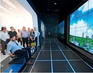  ??  ?? 28 de agosto de 2019. Empresario­s chilenos experiment­an la realidad virtual en la Sala de Exposicion­es de Planificac­ión del Nuevo Distrito de Hengqin, en la ciudad de Zhuhai.