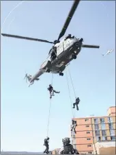  ?? PICTURE: LEON LESTRADE ?? PREPARATIO­N: A mock rescue on a roof top in Durban.