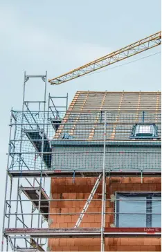  ?? Foto: Leo Mirgeler, dpa ?? Nach einer aktuellen Studie finden sich bei jedem Bauvorhabe­n 18 gravierend­e Män gel, die behoben werden müssen.