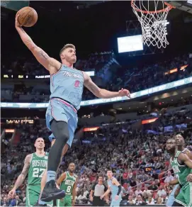  ?? DAVID SANTIAGO dsantiago@miamiheral­d.com ?? Meyers Leonard is in the final year of his contract before becoming an unrestrict­ed free agent this summer and may have played his final game in a Heat uniform.