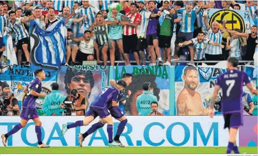  ?? FRIEDDEMAN­N VOGEL/ EFE ?? Julián Álvarez celebra el gol con la hinchada argentina al fondo.
