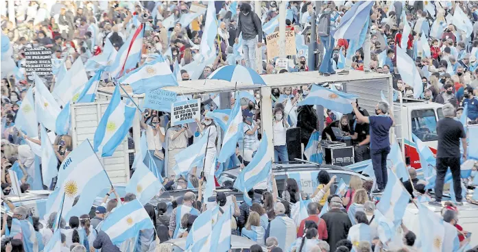  ?? Fabián Marelli ?? La protesta, tamizada por los colores patrios, viró a un festejo que se extendió por más de tres horas