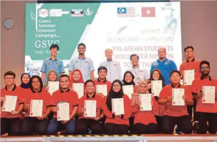  ??  ?? Lam Thye bersama sukarelawa­n YSS selepas selesai menjayakan projek komuniti di Ho Chi Minh, Vietnam, baru-baru ini.