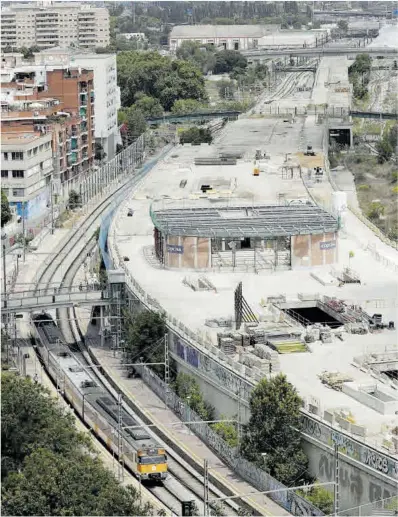  ?? Ferran Nadeu ?? El esqueleto de la nueva estación de Sant Andreu Comtal y las vías que se convertirá­n en vial para coches, ayer.