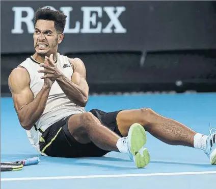  ?? FOTO: GETTY ?? Michael Mmoh se dejó caer en el suelo cuando cerró en el quinto set la victoria ante el serbio Viktor Troicki