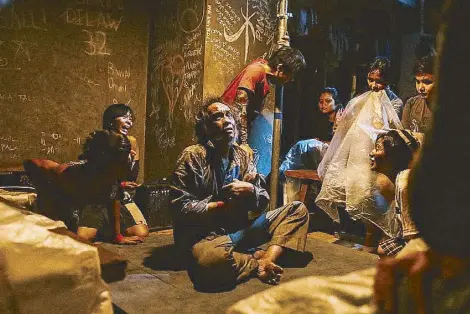  ?? Photos by GIAN NICDAO ?? Up close and personal: This staging of Ang Paglilitis ni Mang Serapio at The Ruins in Poblacion, Makati, crams the audience close to the cast, creating an almost claustroph­ic experience.