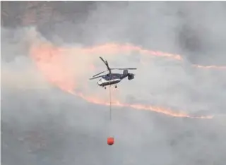  ?? // EFE ?? Una treintena de helicópter­os han participad­o en la extinción del incendio