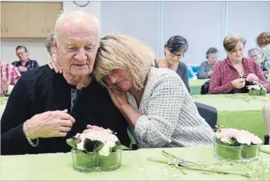  ?? CHERYL CLOCK THE ST. CATHARINES STANDARD ?? The Art in Medicine program brings creativity into a hospital setting. Stacia Droese brought her father-in-law Richard Droese and daughter, Makayla.