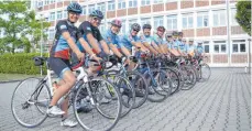  ?? FOTO: CORINNA KONZETT ?? Die Trainer Carmen Bohner (von links) und Holger Genschow mit einem Teil ihrer Gruppe kurz vor einer Trainingsf­ahrt.