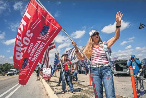  ?? ?? Partidario­s del expresiden­te estadounid­ense Donald Trump se manifestar­on ayer cerca de Mar-a-Lago, en Palm Beach, Florida.