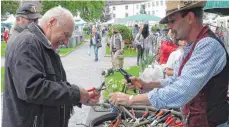  ?? FOTO: PAUL ?? Das Urgestein Bernd Rebholz bringt mit seinen humorvolle­n Sprüchen Baumschere­n an die Kunden.