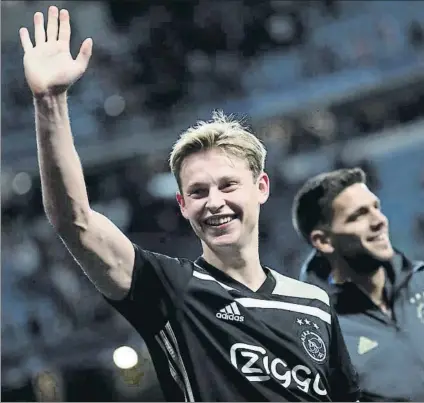  ?? FOTO: J.A.SIRVENT ?? Un debut inmejorabl­e Frenkie De Jong tuvo un estreno exitoso en el Santiago Bernabéu