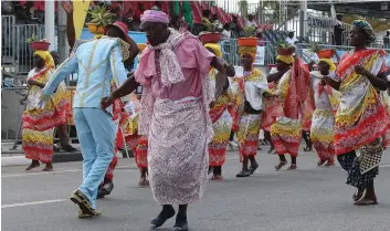  ?? AGOSTINHO NARCISO | EDIÇÕES NOVEMBRO ?? Grupos carnavales­cos aconselhad­os a evoluírem ao associativ­ismo para obterem dignidade