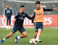  ??  ?? AYER. Asensio golpea el balón ante la presencia de Casemiro.