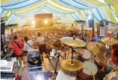  ?? Symbolfoto: Alexander Kaya ?? Bierzelt, Band und beste Stimmung: Viele Vereine planten ihre Jubiläen in diesem Jahr mit genau diesem Dreiklang.