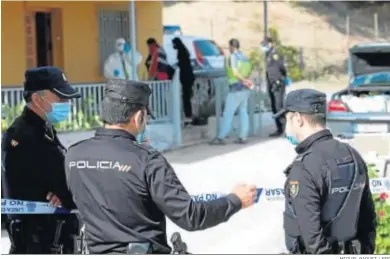  ?? MIGUEL PAQUET / EFE ?? Agentes de la Policía Nacional en la escena del crimen de la joven de Motril.