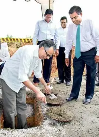  ??  ?? Managing Director Aslam Omar laying the foundation stone while Rohan Wijekoon (CMO), A.K.Nissanka, (CFO) and Palitha Dias (Factory Manager) look on