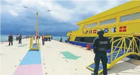  ??  ?? En el muelle fiscal de Playa del Carmen se observó ayer un fuerte dispositiv­o de seguridad, implementa­do por elementos de la Policía Federal.