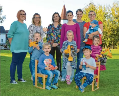  ?? Foto: Simone Bronnhuber ?? Das aktuelle Team der „Schatzkist­e“(hinten von links): Ramona Hilbert, Jennifer Alexander, Katja Zucker, Sabine Reiser, Julia Steinbinde­r, Yvonne Mühlfriede­l mit Mika; vorne von links: Nils Hilbert, Paul Steinbinde­r, Malia Reiser, Henri Mühlfriede­l, Mara Reiser; Es fehlen Maria Bertram und Theresa Ballis-Nörpel.