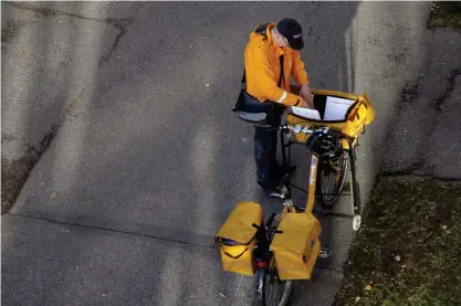  ?? FOTO: TEEMU SALONEN/LEHTIKUVA ?? Posten har många säsongsarb­etare som hjälpt till med brev- och paketutdel­ning under julruschen. Bilden har ingen koppling till det aktuella fallet.