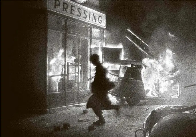  ?? 11.mai.1968/AFP ?? Forças policiais atuam no bairro universitá­rio do Quartier Latin, em Paris, durante novo dia de protestos por parte de estudantes na capital francesa