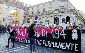  ?? LaPresse ?? In piazza “Non una di meno” a Verona, lo scorso ottobre dopo l’ordine del giorno anti-aborto