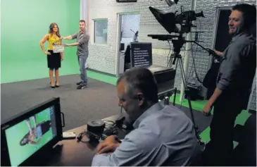  ??  ?? Una joven utiliza un simulador virtual para comprar online. Debajo, un momento de la grabación de material de marketing en un estudio de Estados Unidos.