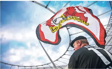  ?? FOTO: BAYER 04 ?? Schwerstar­beit an der Seitenlini­e in der Bayarena: Frank Selbach schwenkt bei jedem Heimspiel die Fahne von Bayer 04.