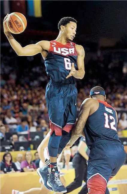  ??  ?? Derrick Rose (izq.), atrapando un rebote por Estados Unidos durante uno de los juegos de primera ronda en el grupo C ante Turquía.