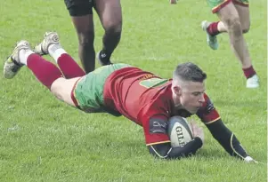  ?? ?? Dom Walsh scores a try for Heath. Pic: Mike Spencer