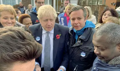  ??  ?? Londra Christian Vinante Giovannini, originario della valle di Fiemme, insieme al primo ministro britannico rieletto Boris Johnson. Il trentino presiede la «British Italian Conservati­ves», un’associazio­n e che fa da ponte tra italiani e Tories