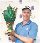  ?? PROVIDED TO CHINA DAILY ?? New Zealand’s Nick Voke poses with the trophy after winning the Macao Championsh­ip on Sunday.